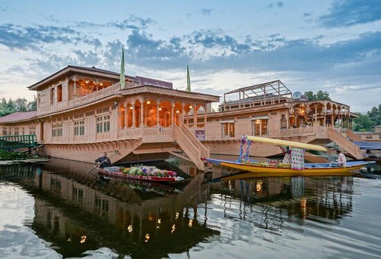 ITC GURKHA HOUSEBOAT