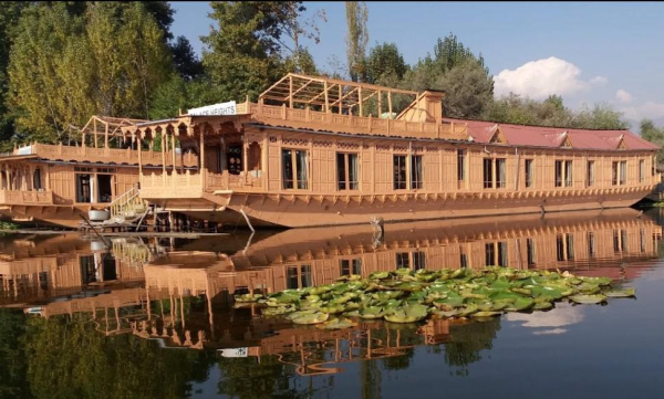 Palace Heights Houseboat